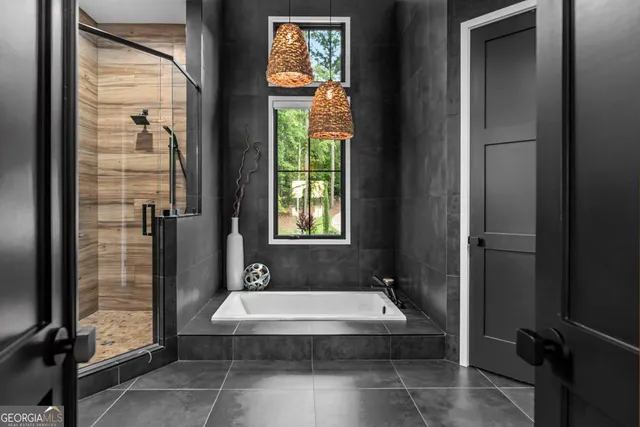 a en suite bathroom with a double vanity sink and a mirror
