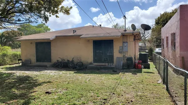 a view of backyard of the house