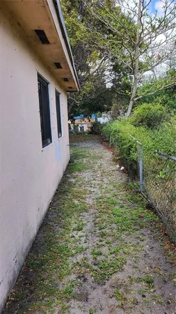 a view of back yard of the house
