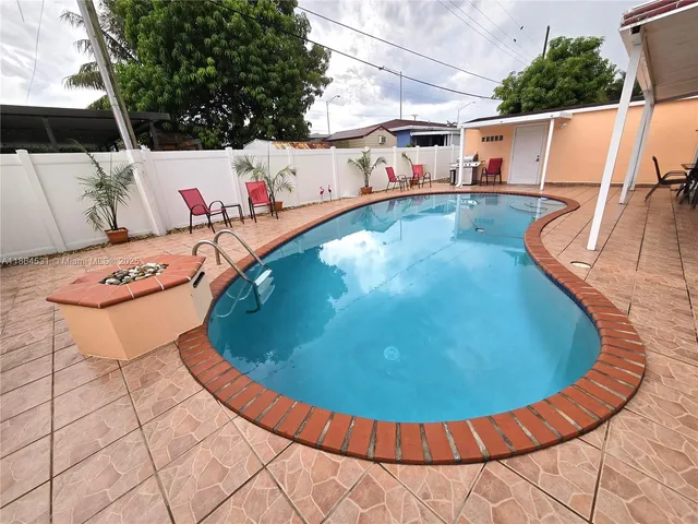 a front view of house with backyard