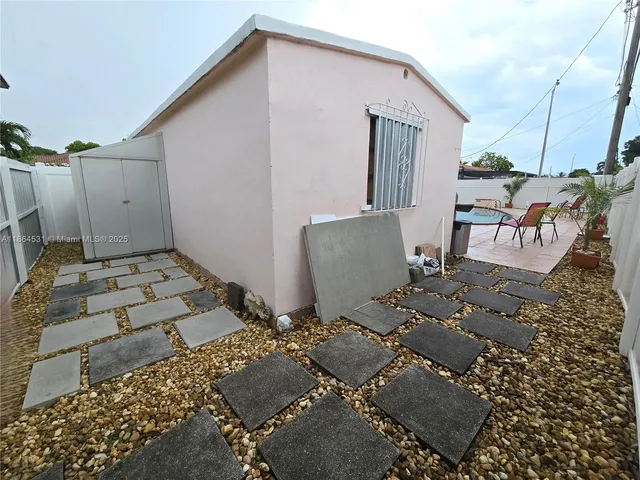 a view of backyard of the house