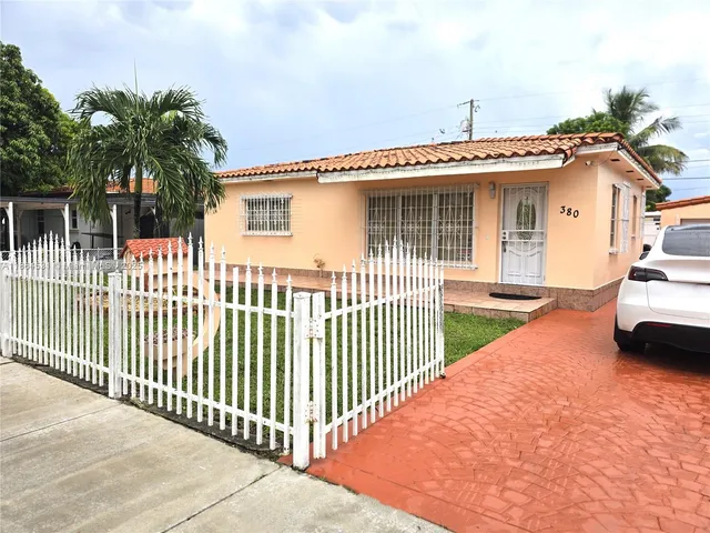 a view of a house with backyard and porch