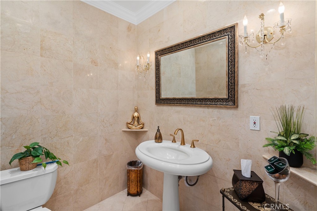 7901 Berger Avenue Playa del Rey, CA 90293 - Photo 20 of 67 a bathroom with a toilet sink and mirror
