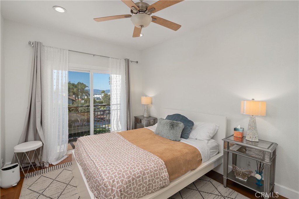 7901 Berger Avenue Playa del Rey, CA 90293 - Photo 31 of 67 a bedroom with a bed a lamp and window