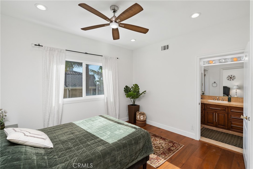 7901 Berger Avenue Playa del Rey, CA 90293 - Photo 33 of 67 a bedroom with a bed and a dresser