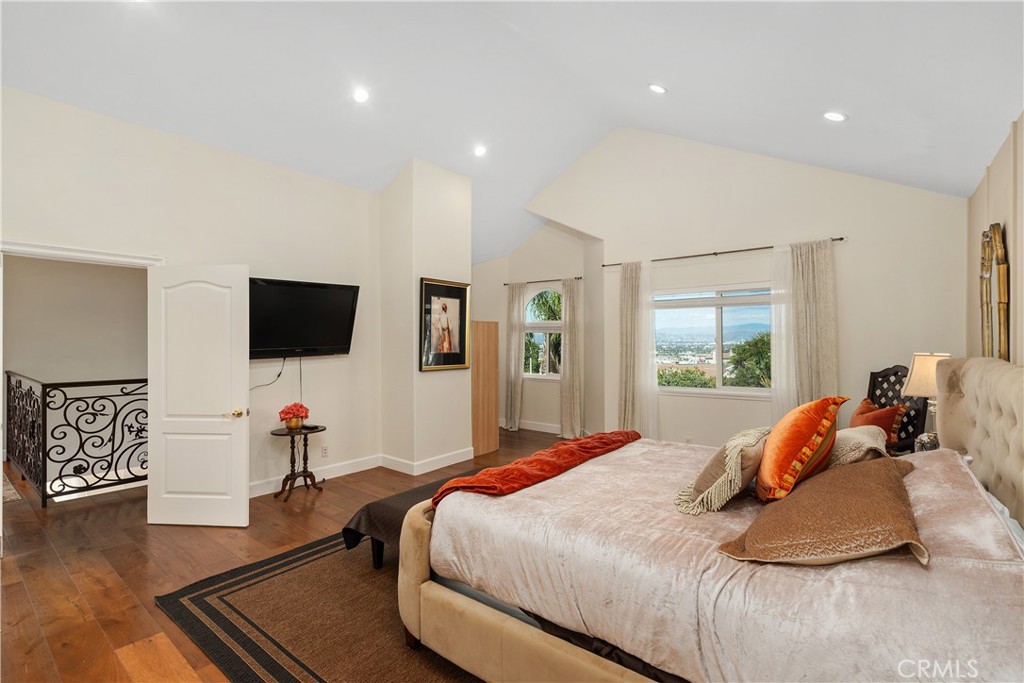 7901 Berger Avenue Playa del Rey, CA 90293 - Photo 36 of 67 a bedroom with a bed and a flat screen tv