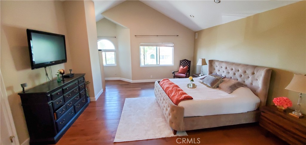 7901 Berger Avenue Playa del Rey, CA 90293 - Photo 38 of 67 a bedroom with bed and flat tv screen on dresser