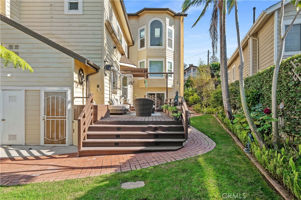 7901 Berger Avenue Playa del Rey, CA 90293 - Photo 50 of 67 a view of a house with a yard