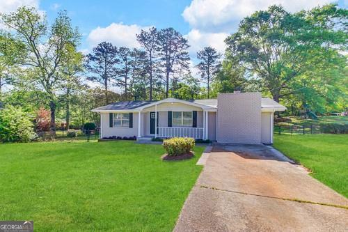 3621 West County Line Road Douglasville, GA 30135 - Photo 1 of 1 a front view of a house with garden