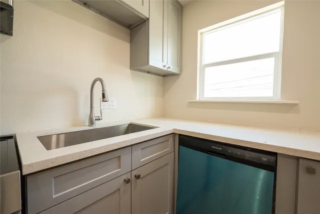 $1,200 | 914 Church Street, Unit 4, Galveston, TX 77550