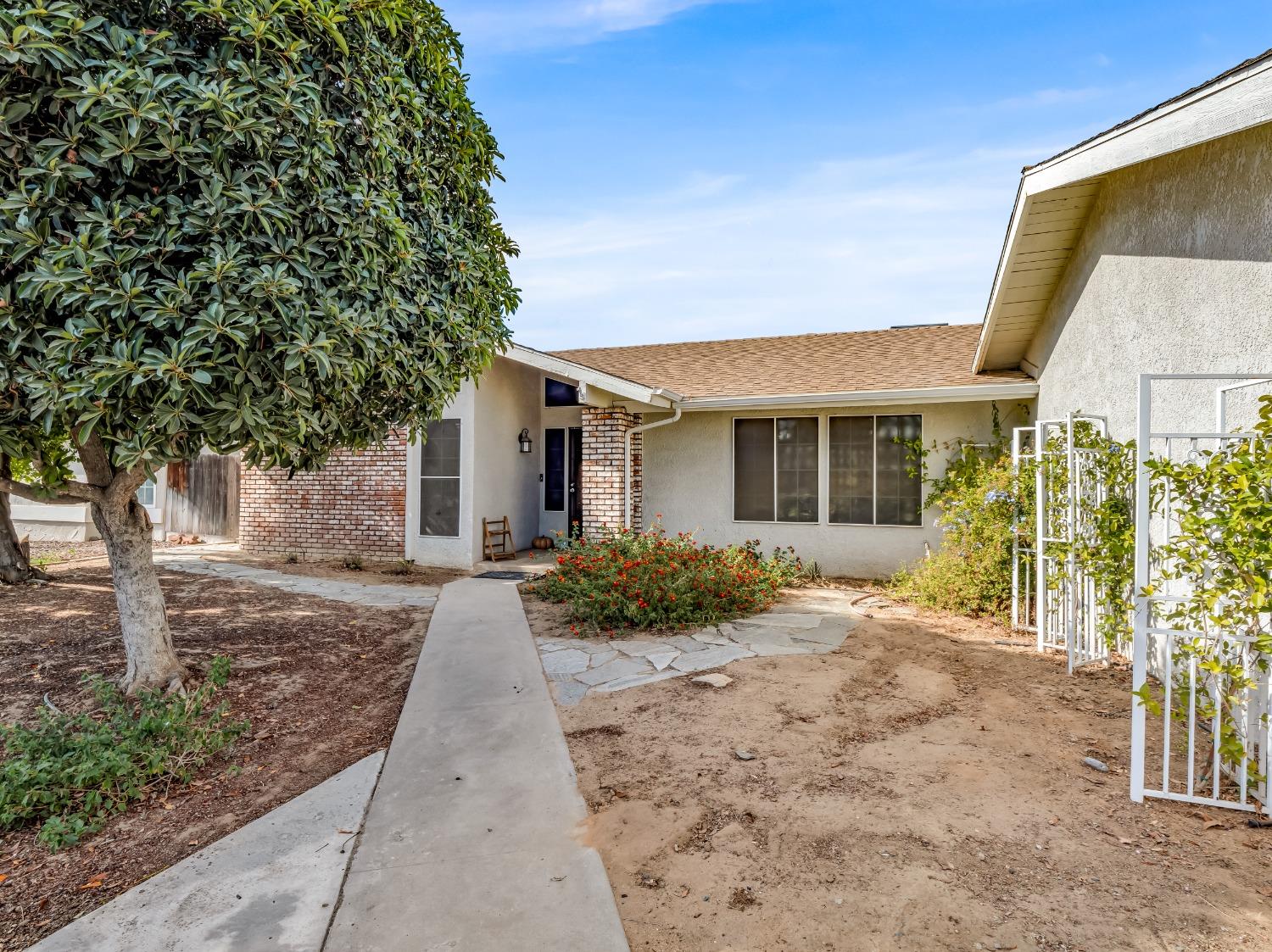 468 Burgan Avenue Clovis, CA 93611 - Photo 2 of 24 front view of a house with a yard
