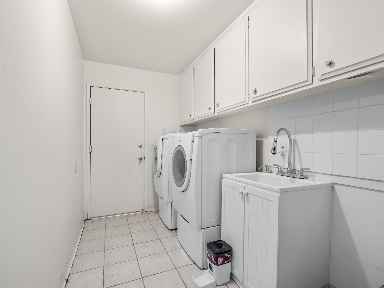 468 Burgan Avenue Clovis, CA 93611 - Photo 21 of 24 a utility room with dryer and washer