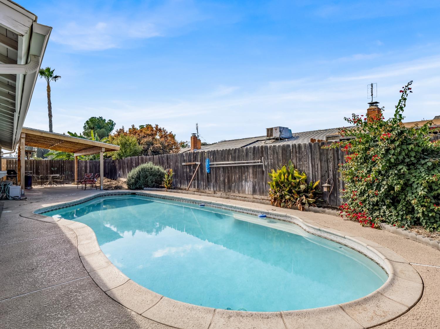 468 Burgan Avenue Clovis, CA 93611 - Photo 22 of 24 a view of a swimming pool with an outdoor seating