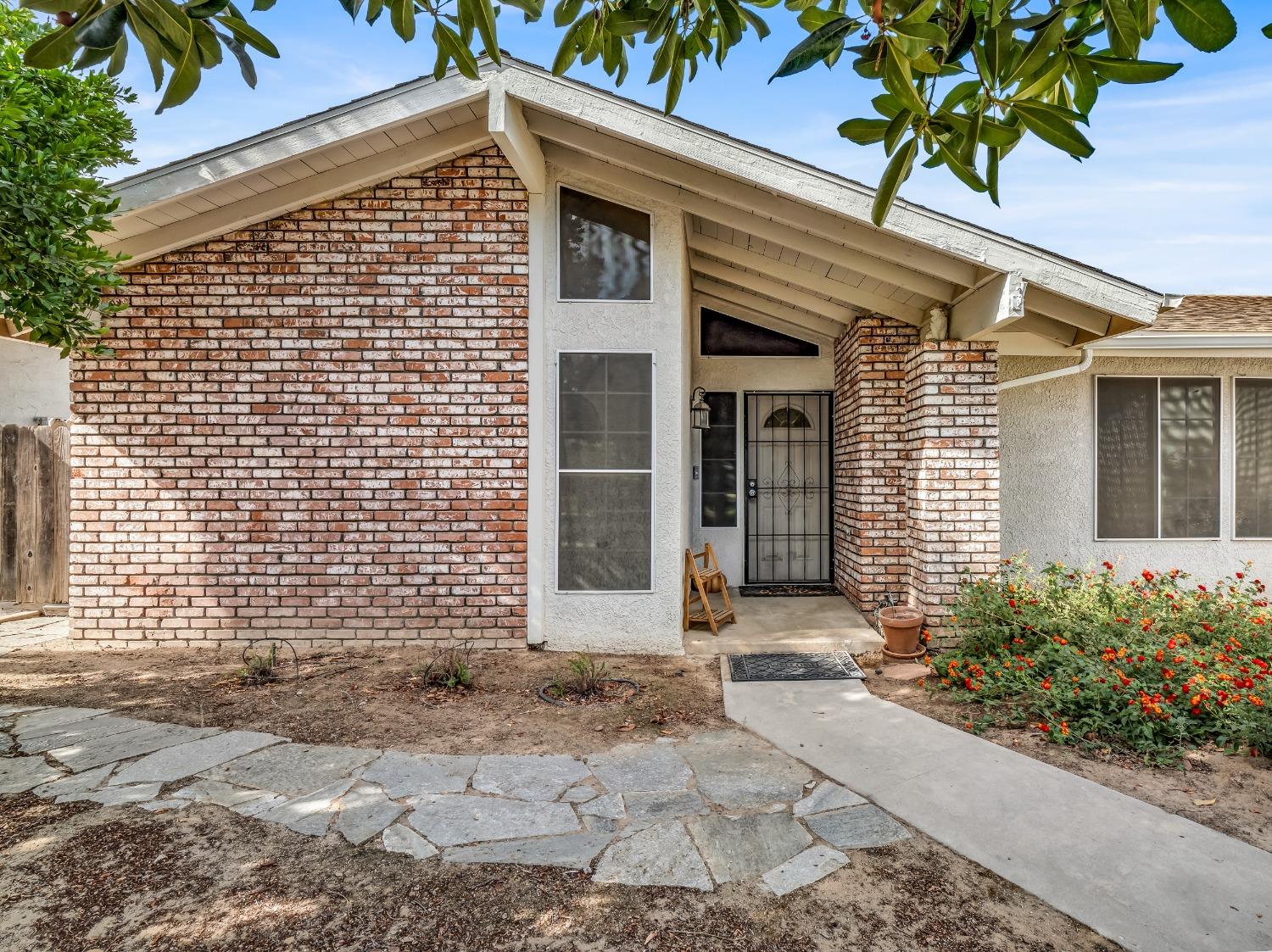 468 Burgan Avenue Clovis, CA 93611 - Photo 3 of 24