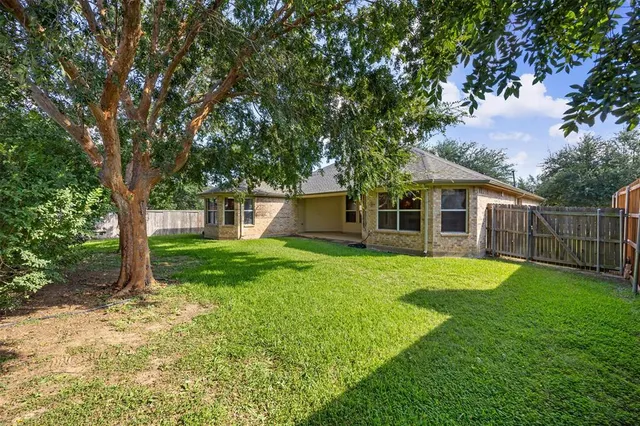 a view of a house with backyard and garden