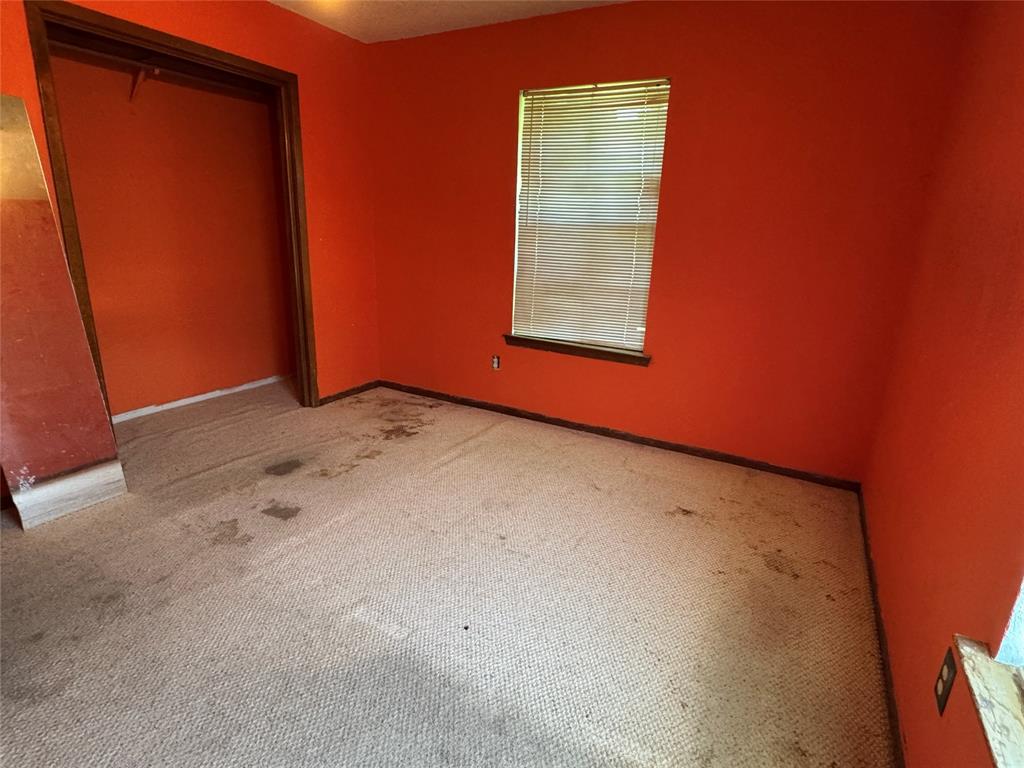 415 Meadowlark Trail Springtown, TX 76082 - Photo 23 of 40 an empty room with windows