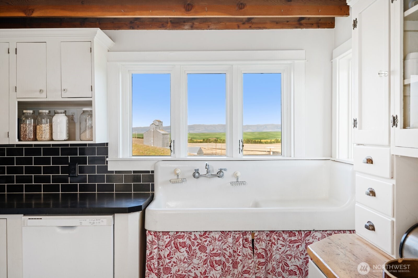 5119 Sudbury Road Walla Walla, WA 99362 - Photo 10 of 40 a bathroom with a bathtub and a shower