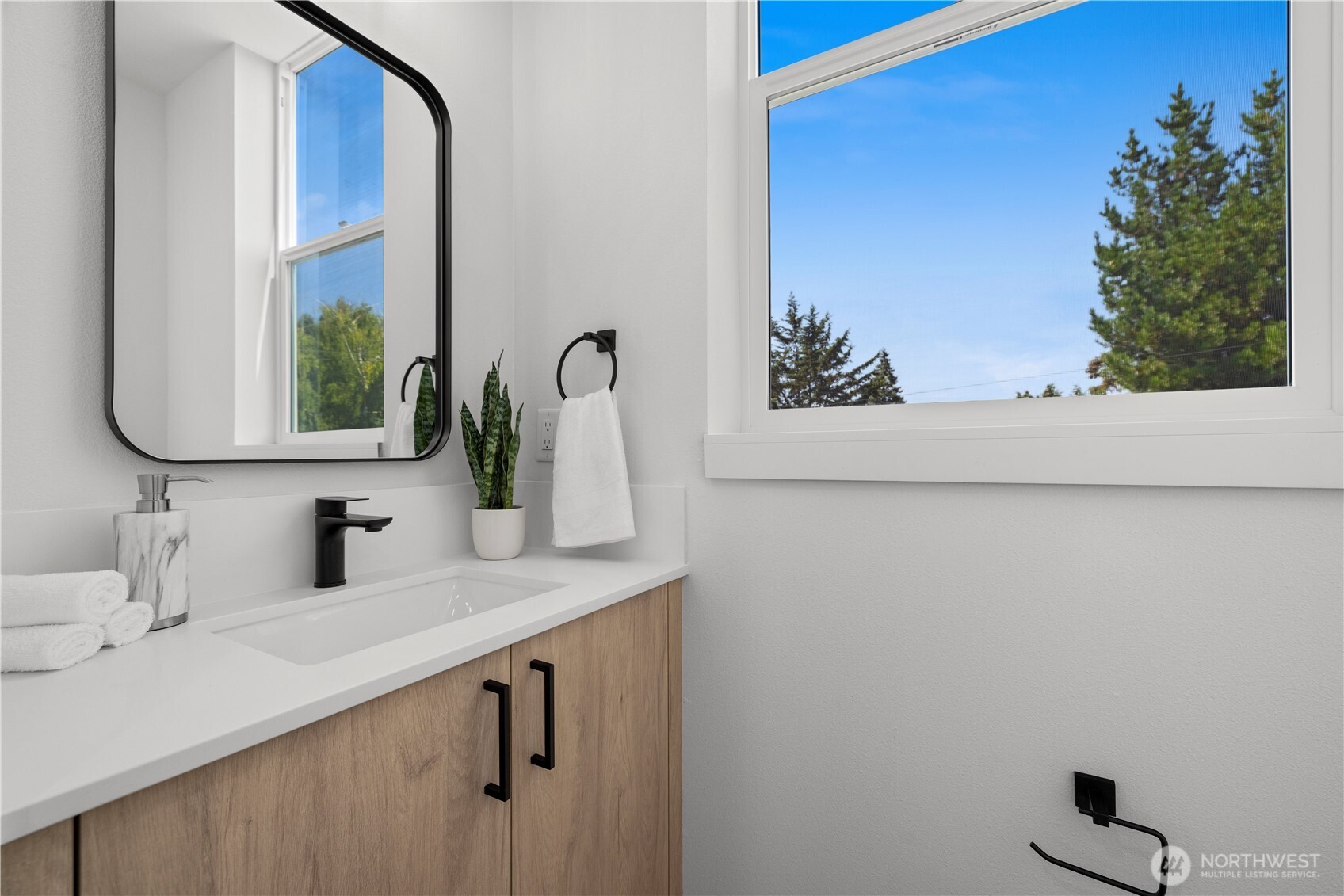 3852 Carr Place North Seattle, WA 98103 - Photo 14 of 33