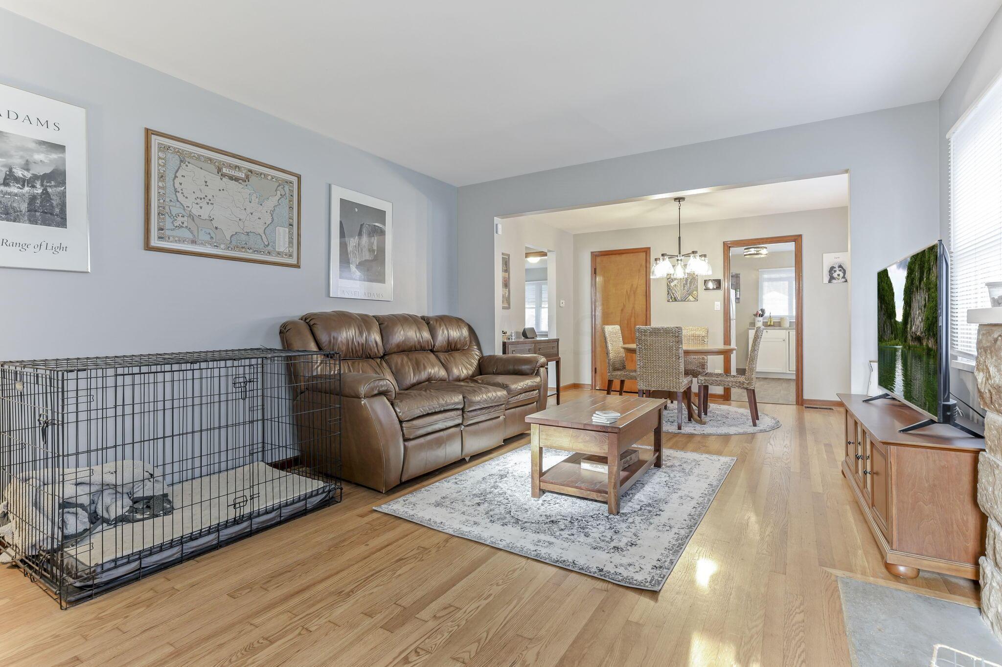 892 Wiltshire Road Columbus, OH 43204 - Photo 6 of 34 Living Room 1