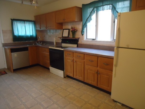 89 Beaconsfield Road Worcester, MA 01602 - Photo 3 of 23 Gallery Image 3