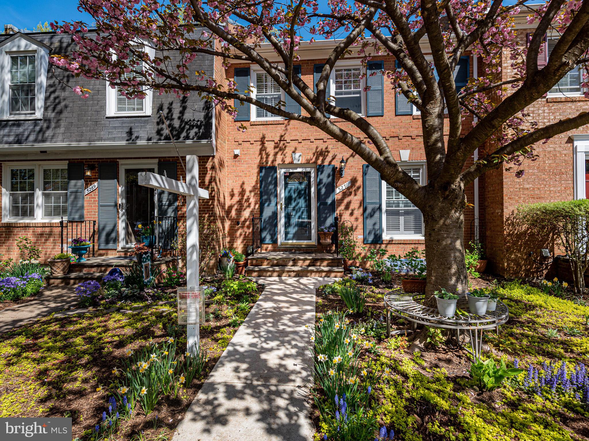 Check out this curb appeal + whimsical landscaping