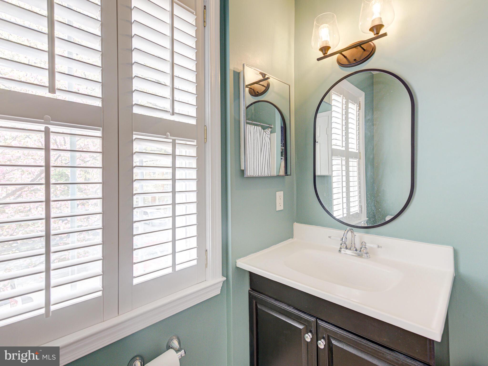 5271 Bradgen Court Springfield, VA 22151 - Photo 21 of 47 Ensuite is nicely equipped w Plantation shutters