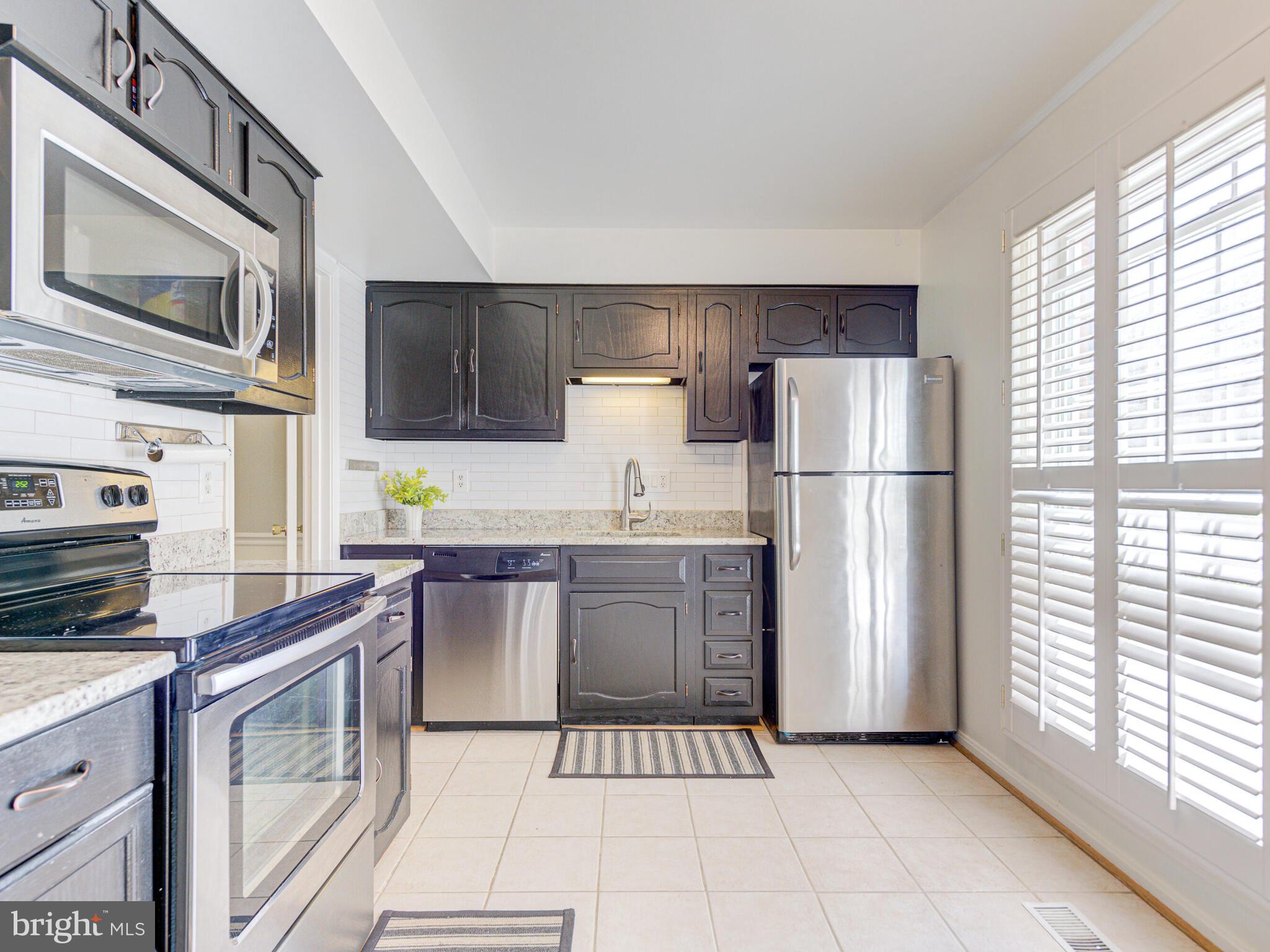First stop, Kitchen: roomy + bright