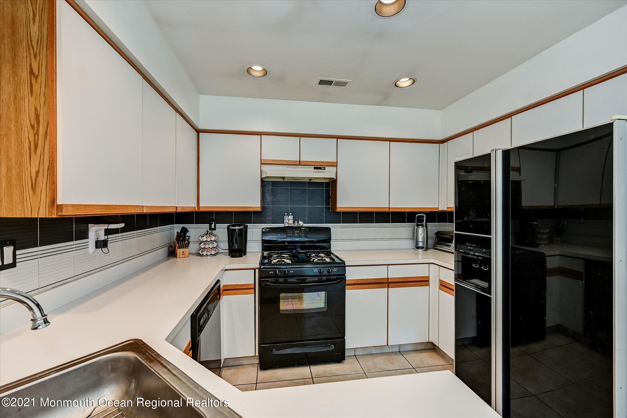 163 Colony Lane Manalapan, NJ 07726 - Photo 14 of 28 Kitchen