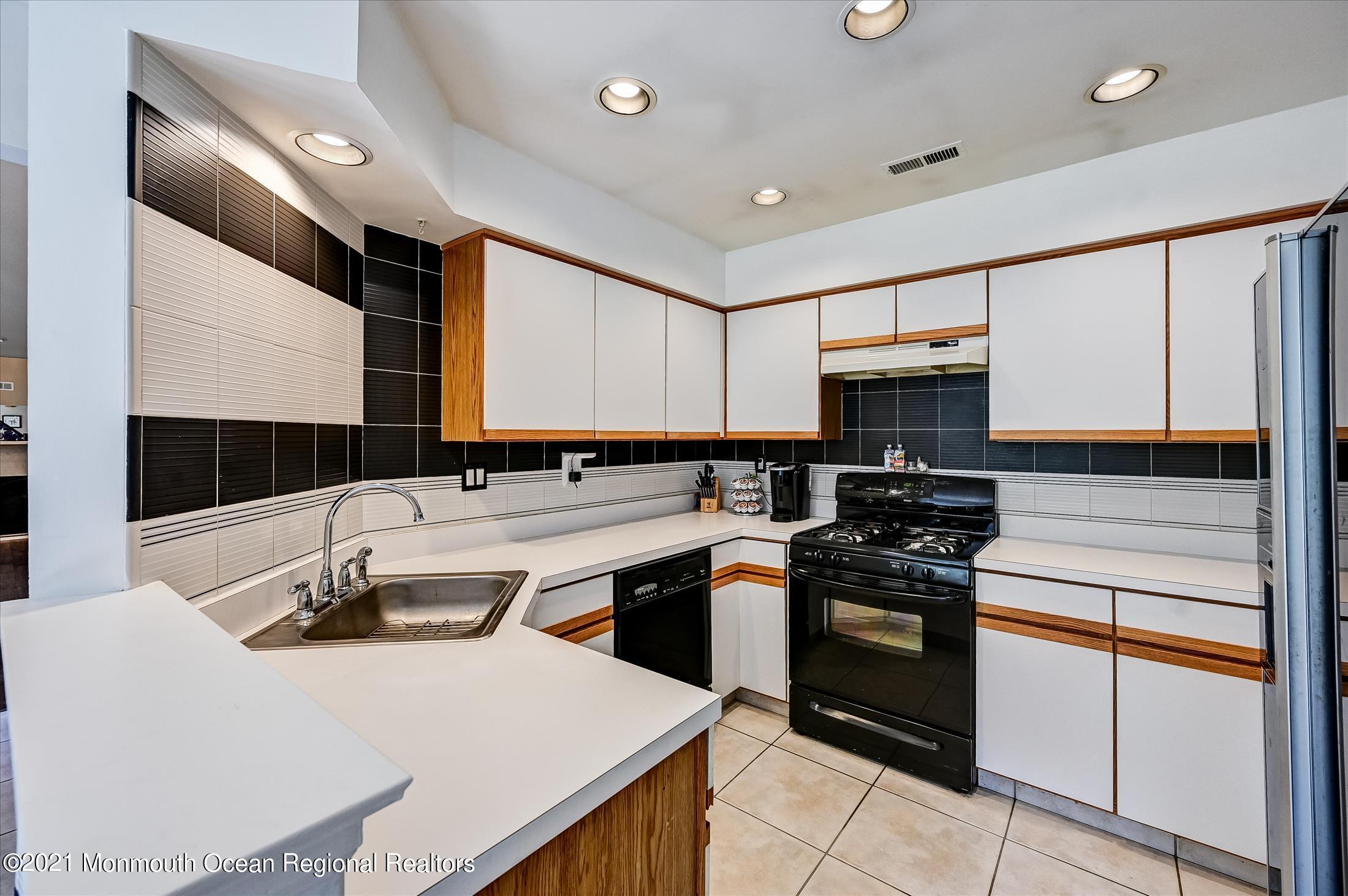 163 Colony Lane Manalapan, NJ 07726 - Photo 17 of 28 Kitchen