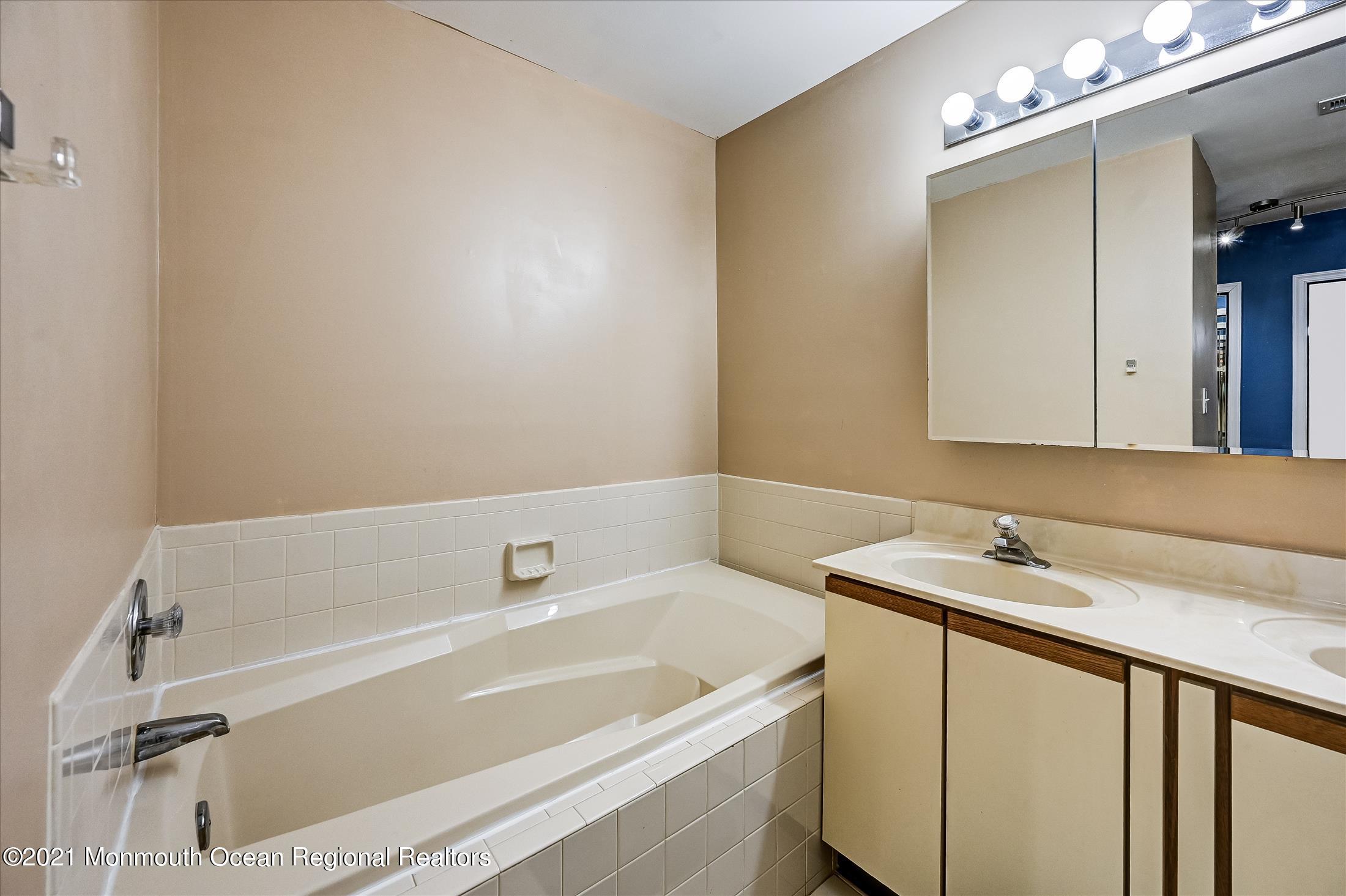 163 Colony Lane Manalapan, NJ 07726 - Photo 20 of 28 Master Bath