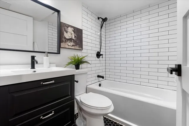 $665,000 | 2854 North Richmond Street, Chicago, IL 60618