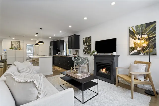 $665,000 | 2854 North Richmond Street, Chicago, IL 60618