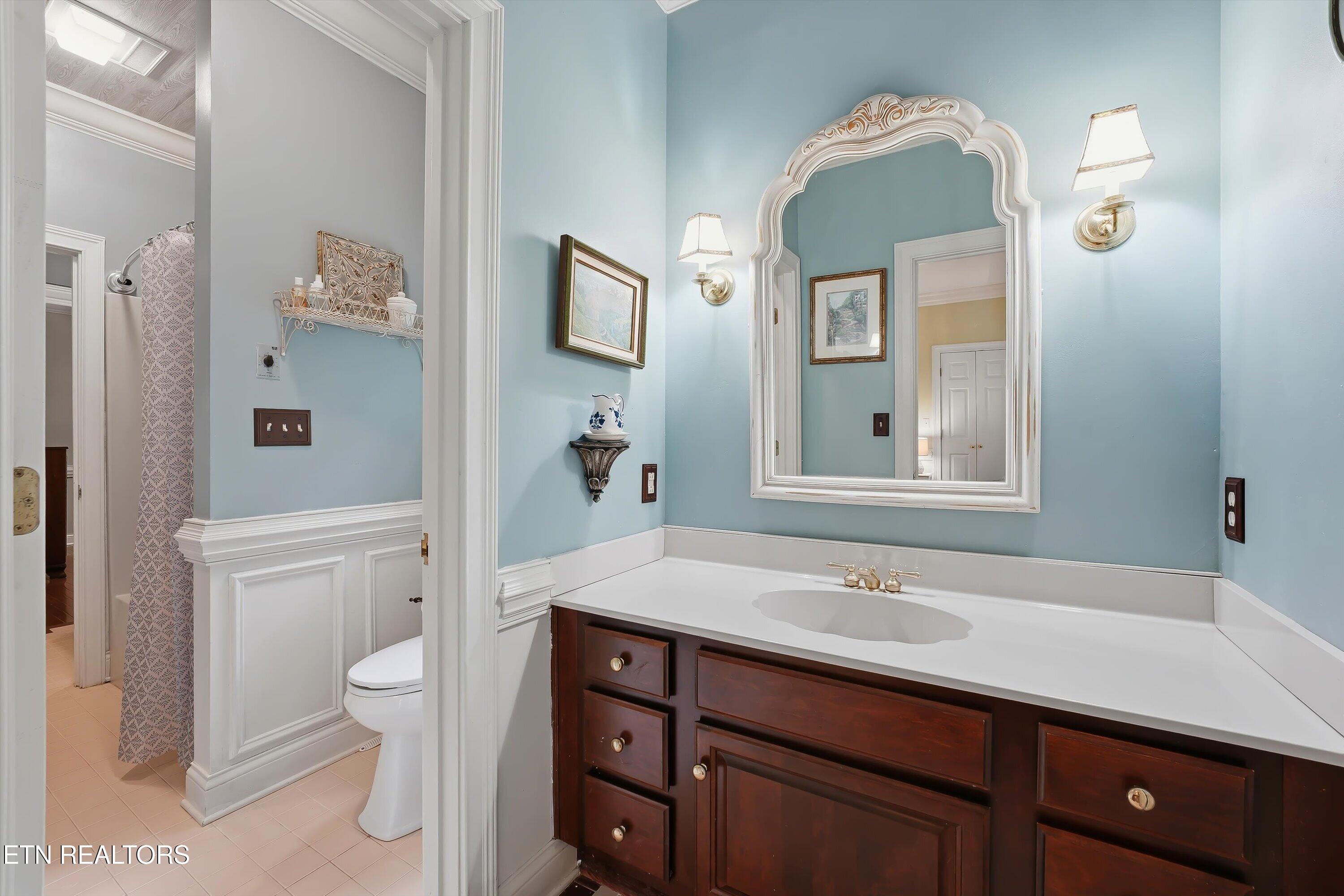 110 Westview Lane Oak Ridge, TN 37830 - Photo 23 of 39 Jack and Jill bath