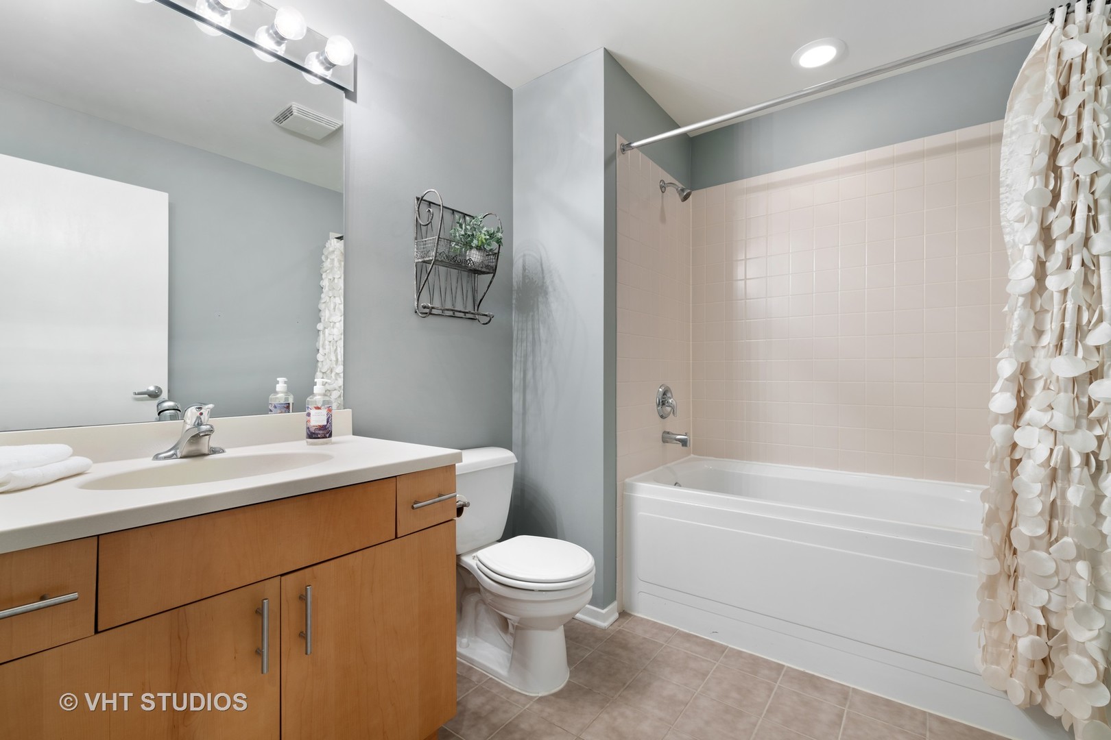 1040 West Adams Street, Unit 248 Chicago, IL 60607 - Photo 15 of 19 a bathroom with a toilet a sink and a bathtub