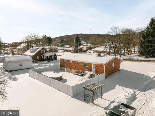 a view of the terrace of a house