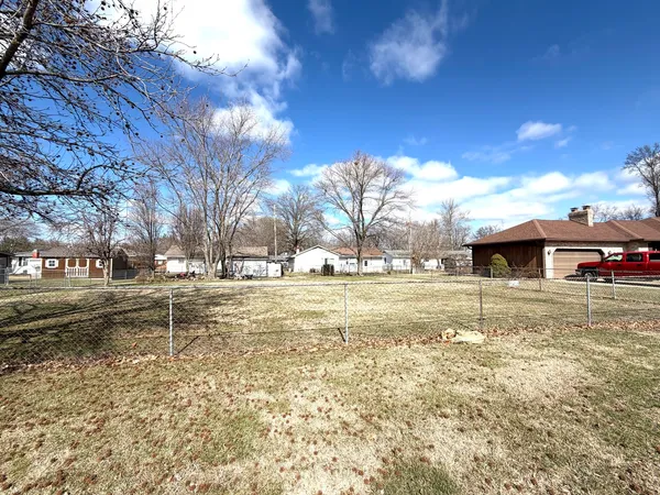 a view of a yard with a house