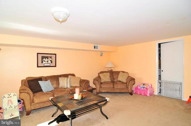 1000 Grovehill Road Halethorpe, MD 21227 - Photo 11 of 21 Family Room #3