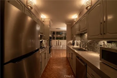 $795,000 | 8787 Shoreham Drive, Unit 201, West Hollywood, CA 90069