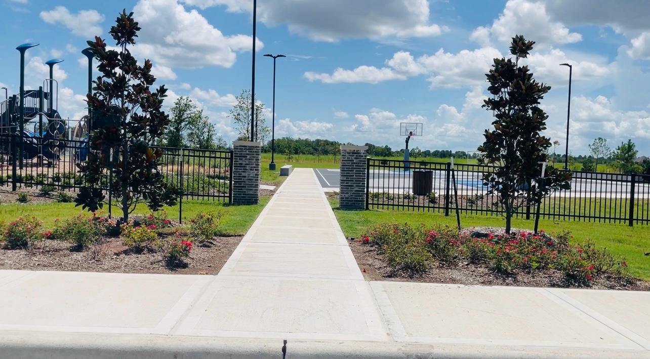 10314 Birch Peak Drive Rosharon, TX 77583 - Photo 37 of 38 a view of a garden with a fountain