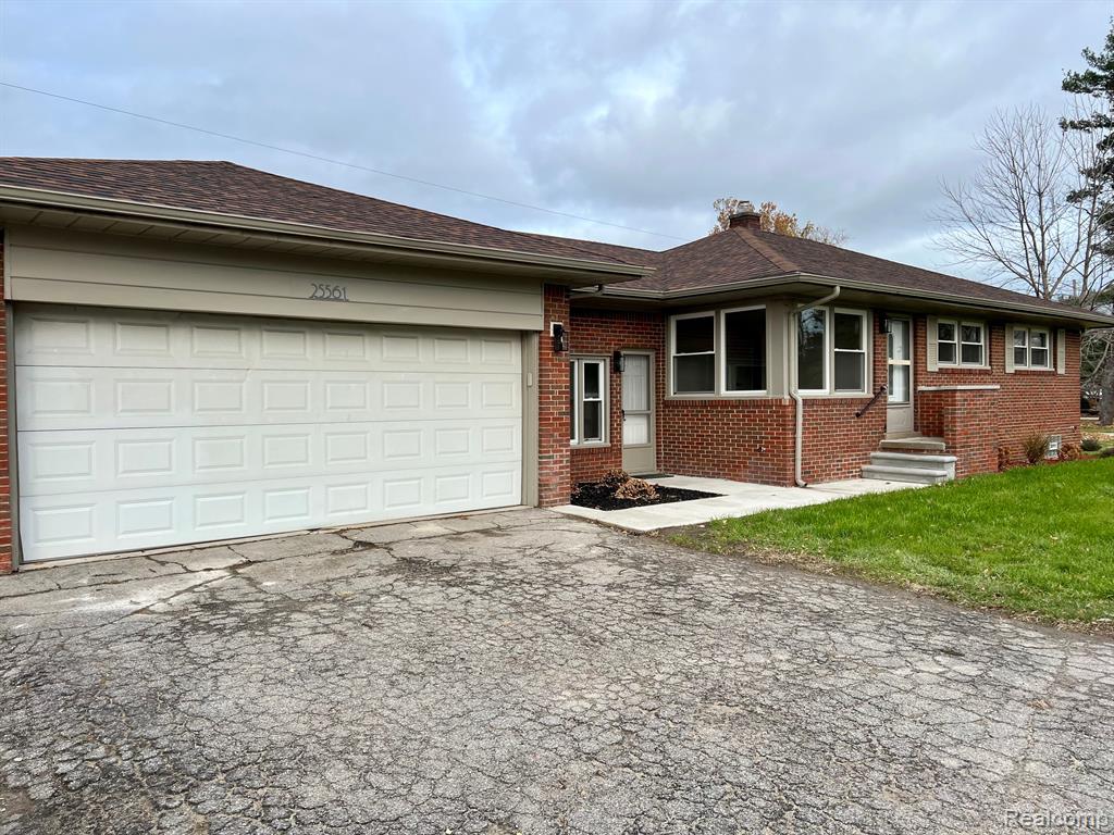 25561 South River Road Harrison Township, MI 48045 - Photo 4 of 31