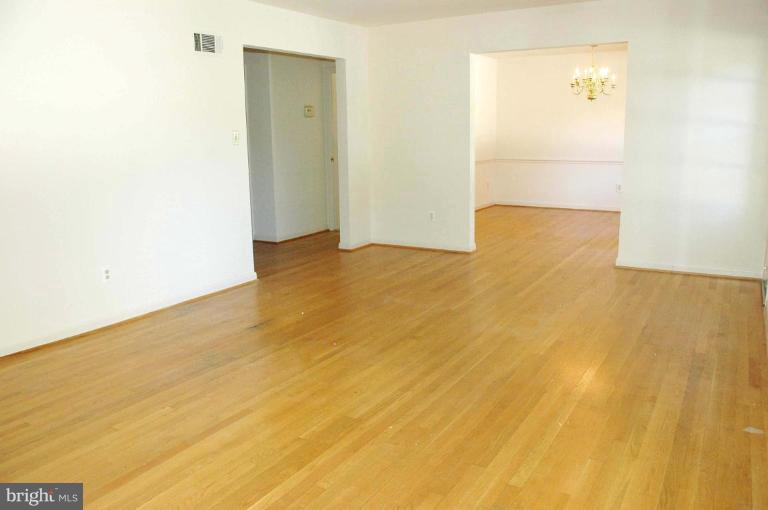 6405 Redwing Road Bethesda, MD 20817 - Photo 4 of 27 Living Room