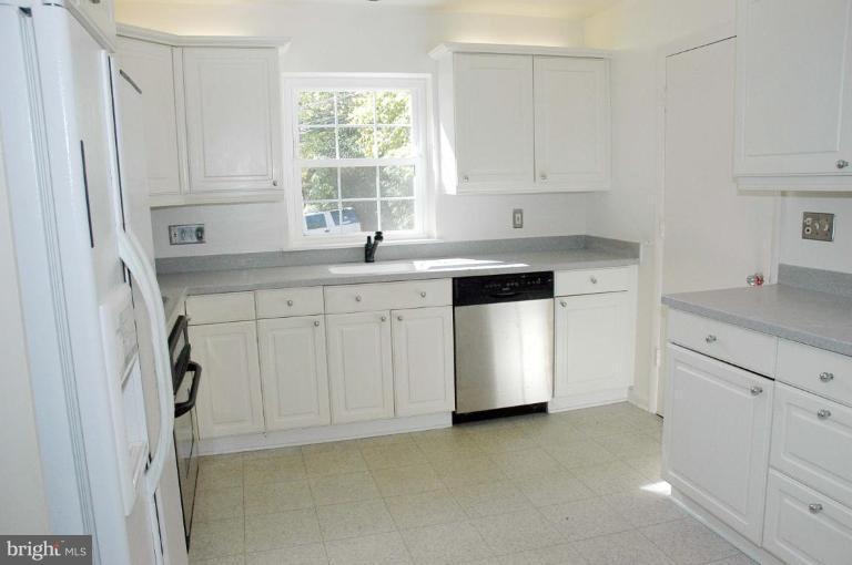 6405 Redwing Road Bethesda, MD 20817 - Photo 10 of 27 Kitchen