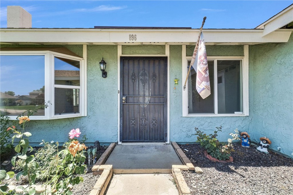 896 North Arrowhead Avenue Rialto, CA 92376 - Photo 5 of 31