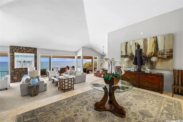 a view of entryway with livingroom