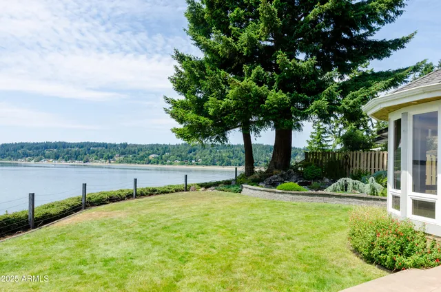 a view of a garden and lake
