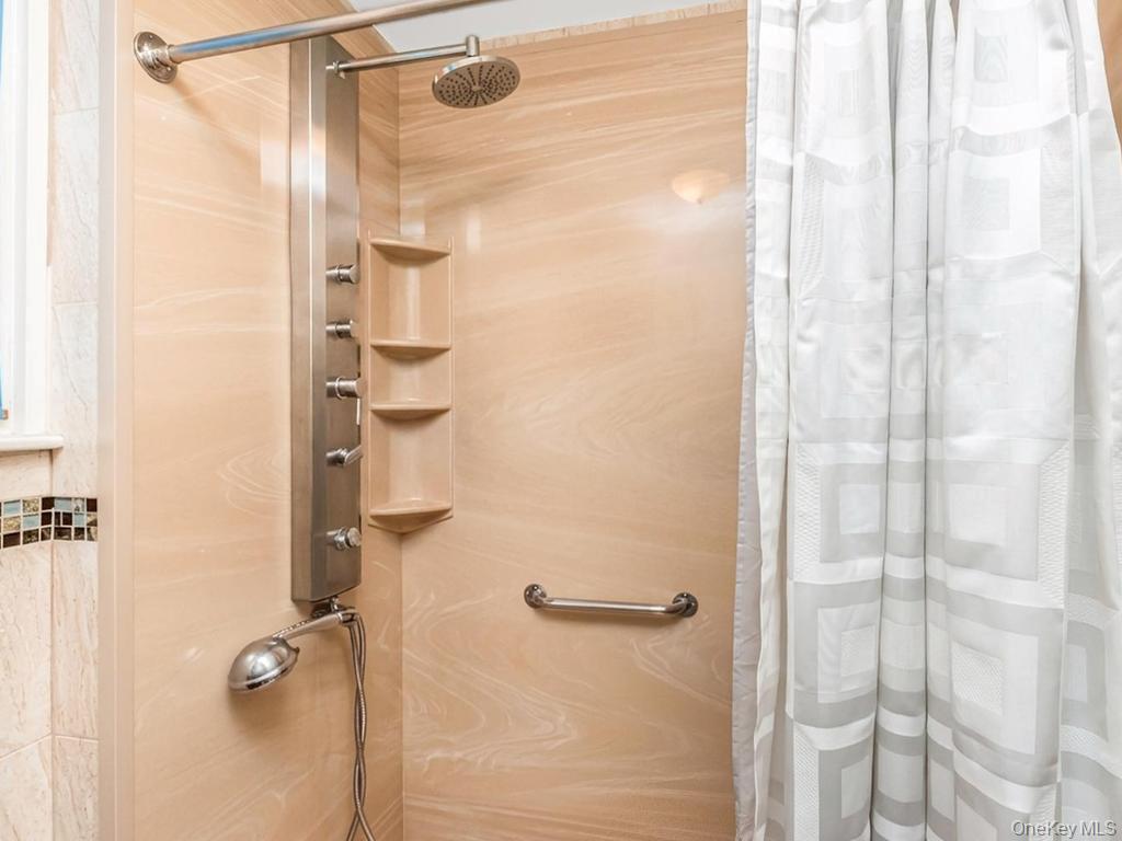 4004 Rombouts Avenue Bronx, NY 10466 - Photo 14 of 37