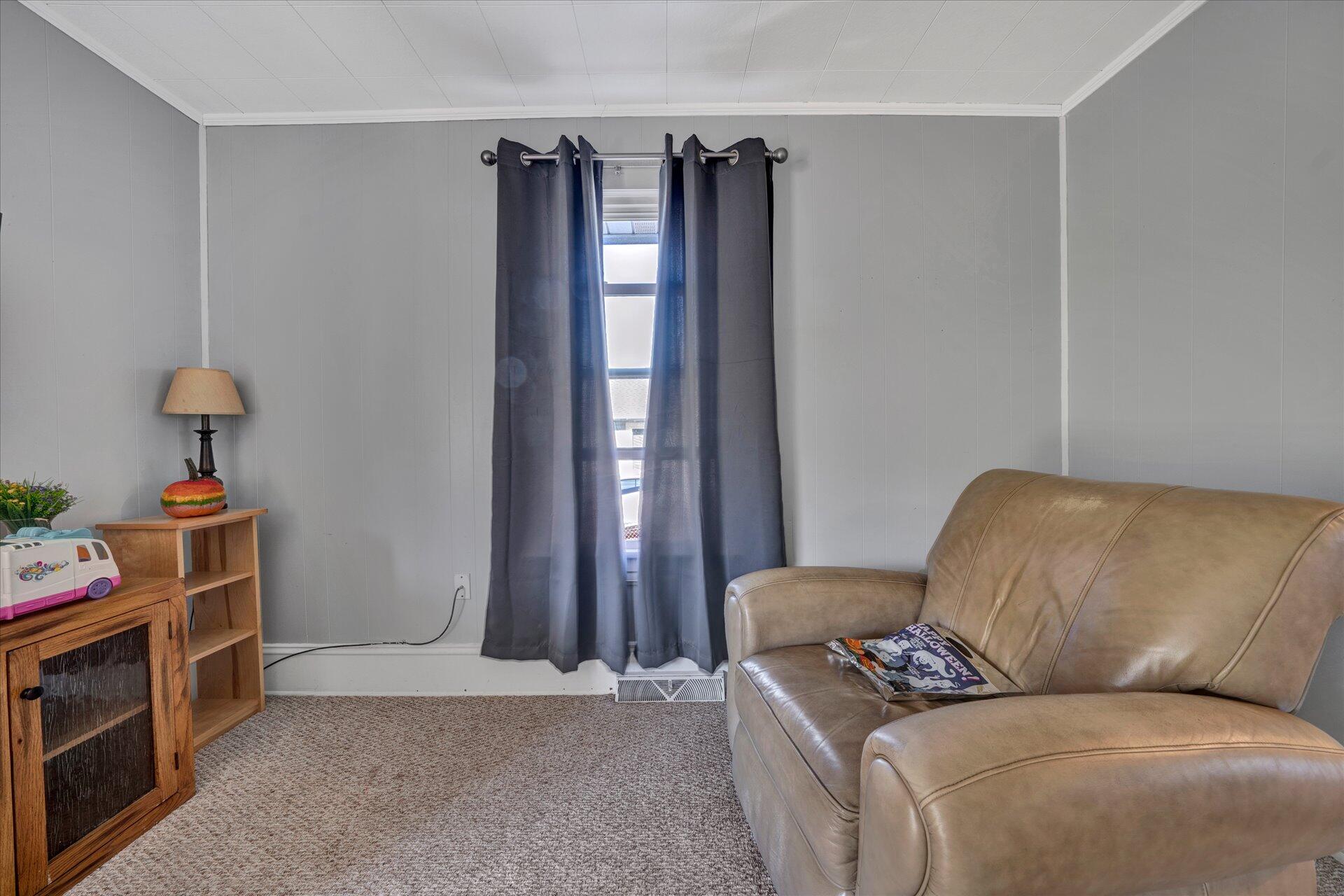 3432 New Spring Branch Road Southeast Roanoke, VA 24014 - Photo 3 of 13 Living Room