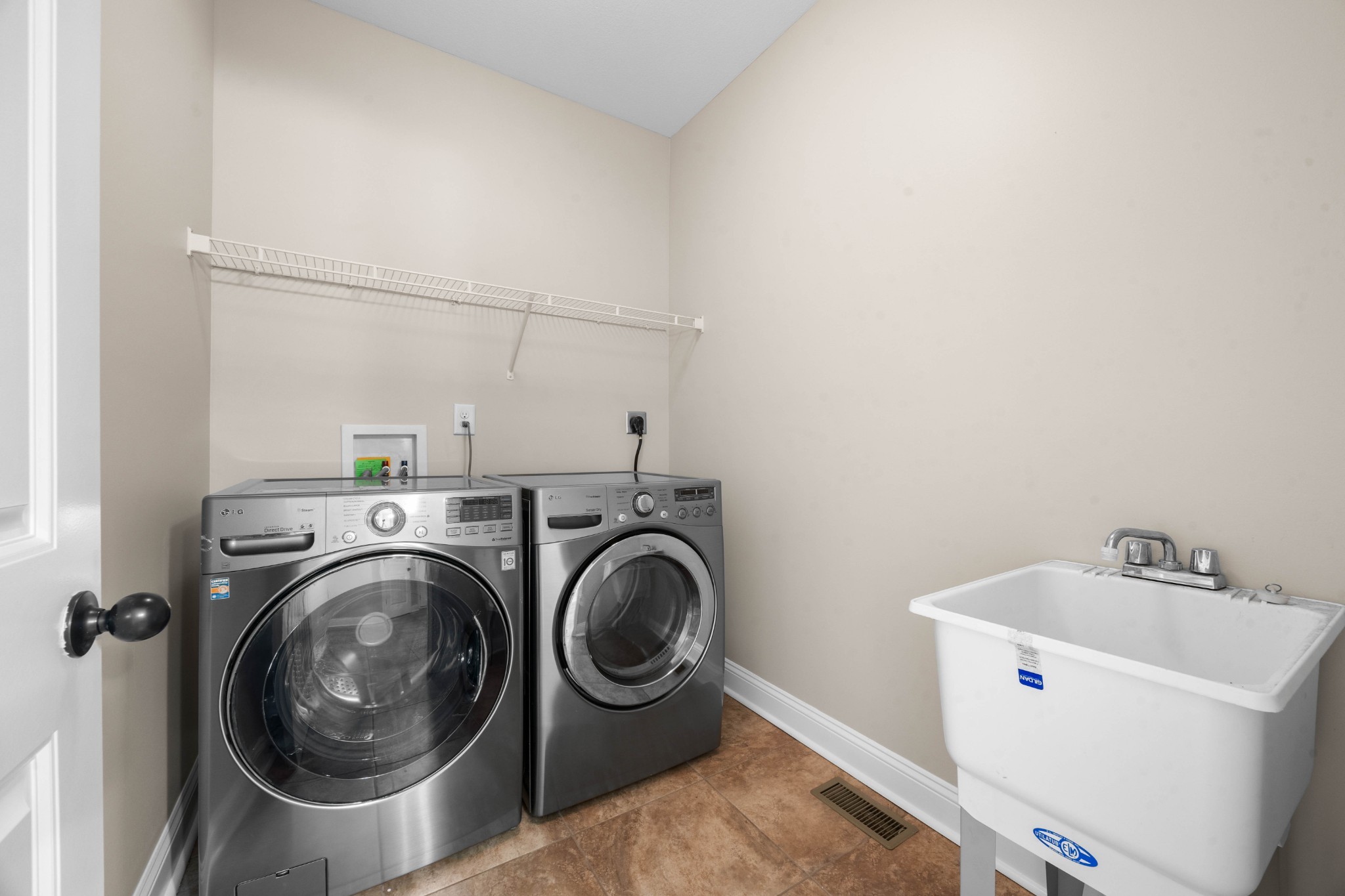 1789 Double R Boulevard Clarksville, TN 37042 - Photo 30 of 53 a utility room with dryer and washer