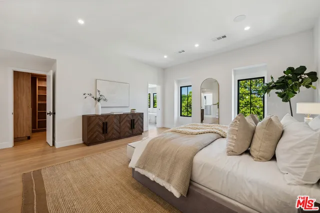 $2,445,000 | 4949 Sancola Avenue, Toluca Lake, CA 91601