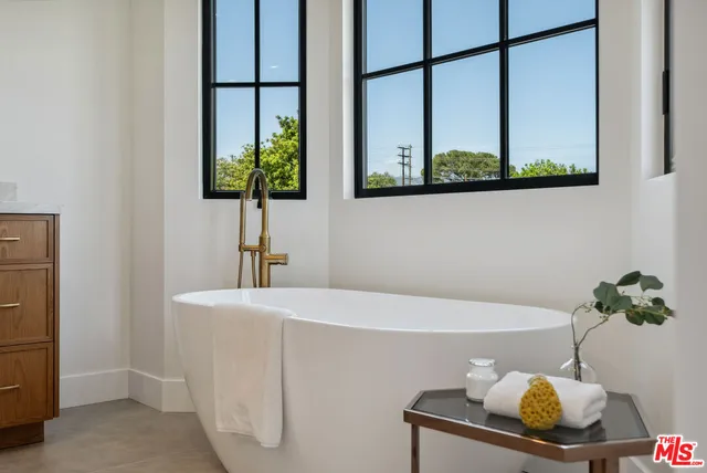 $2,445,000 | 4949 Sancola Avenue, Toluca Lake, CA 91601